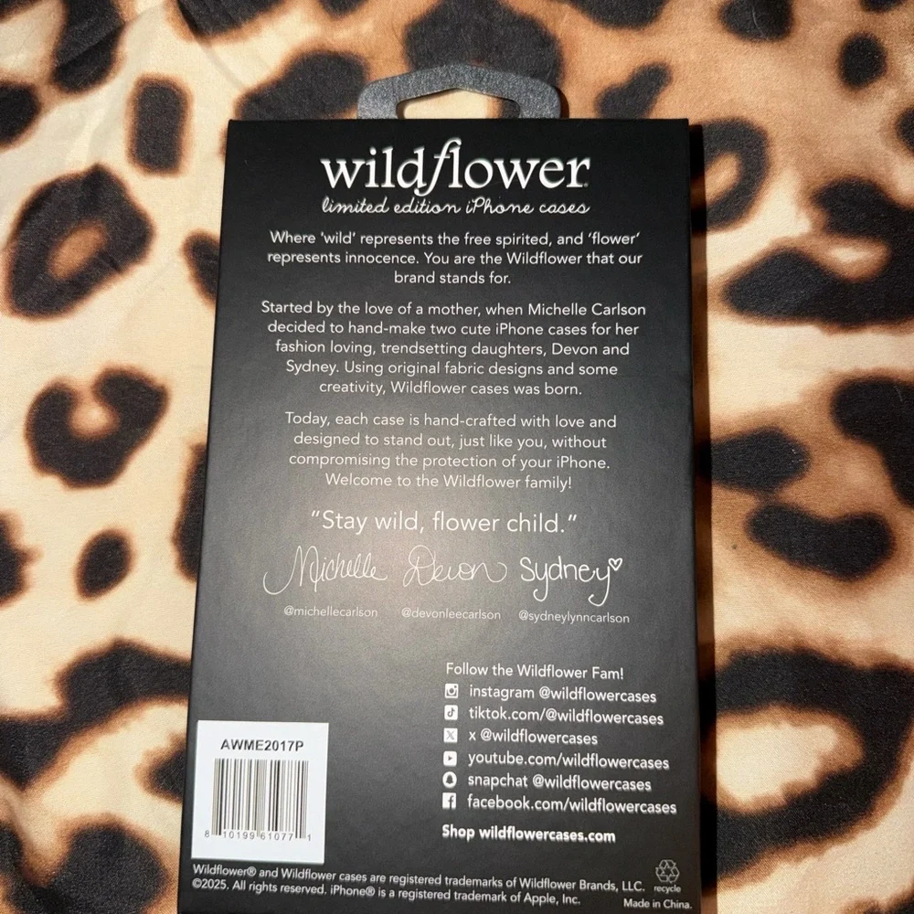 NWT Wildflower I ❤️ ME 17 Pro Case